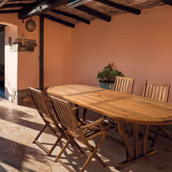 Appréciez la qualité de cette table de jardin ovale extensible en acacia huilé INES dans un décor chic champêtre. Elle impres ...