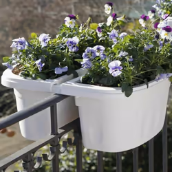 Double jardinière pour balcons, elle est équipée de bras réglables de 3 cm à 13 cm, d'un levier arrière pour assurer la stabi ...