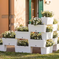 Facilitez votre jardinage avec ce kit de cinq jardinières de 59 cm de long connectables entre elles, qui vous permettent de c ...