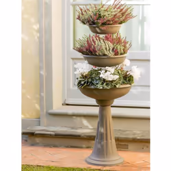 Jardinière qui se développe verticalement, composée de trois bols de diamètre respectivement 30, 40, 50 cm, équipée d'une col ...