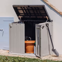 Utilisez ce coffre de jardin en résine gris OSBORN pour classer les outils de nettoyage et d'entretien à l'abri des regards.  ...