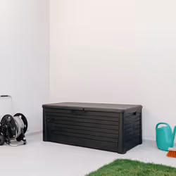 Le coffre en résine Florida est la solution parfaite pour ranger vos accessoires de jardin. Son effet bois s'intègrera facile ...