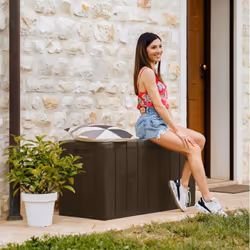 Ce coffre en résine est idéal pour stocker vos accessoires de jardin. Son effet bois apportera à votre jardin une touche natu ...