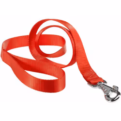 Club est une laisse en nylon pour chiens. Elle est disponible dans de nombreuses couleurs et dans quatre tailles de même long ...