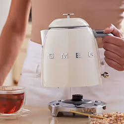 Smeg KLF05CREU Bouilloire Électrique 0,8 L 1400 W Beige Inox - Vue supplémentaire 6