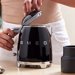 Smeg KLF05BLEU bouilloire 0,8 L 1400 W Noir - Vue supplémentaire 7