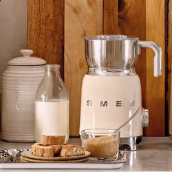 Smeg MFF11CREU Mousseur à Lait Automatique Crème 250 ml 500W - Vue supplémentaire 6