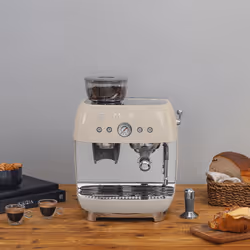 Smeg EGF03CREU Machine à Expresso Manuelle avec Broyeur 2,4 L Crème - Vue supplémentaire 5