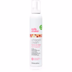 Le soin sans rinçage Milk Shake Whipped Cream s’applique sur vos cheveux fraîchement lavés, il leur apporte tout ce dont ils ...