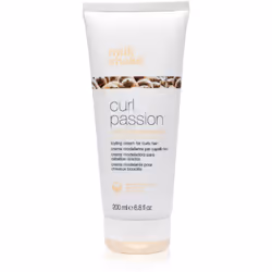 Vous souhaitez donner une nouvelle dimension à votre coiffure en la sculptant à votre guise&nbsp;? Le produit coiffant Milk S ...