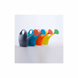 Arrosoir en plastique antichoc d'une capacite' de 3,5 litres dans des couleurs assorties pour arroser les plantes de jardin