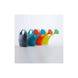 Arrosoir en plastique antichoc d'une capacite' de 3,5 litres dans des couleurs assorties pour arroser les plantes de jardin