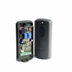 Utilisez le récepteur CAME RE862M ! Ce système est alimenté en 12-24 V (AC-DC) et est calibré sur une fréquence de 868.35 MHz ...