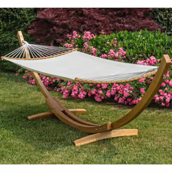 Ce hamac sur pied en toile et bois d'eucalyptus rappelle une ambiance de vacance dans un décor de carte postale. Propice pour ...