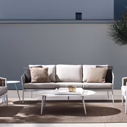 Cette table basse ovale de jardin en aluminium blanc KINSLEY s'insère dans le décor personnalisé de votre terrasse. Son desig ...