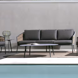 Choisissez cette table basse ovale de jardin en aluminium noir KINSLEY pour parfaire la décoration de votre terrasse. Il se c ...