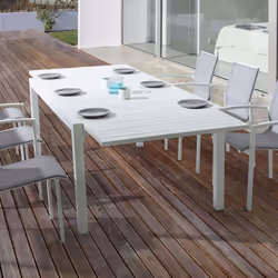 Si vous recherchez une table de jardin pouvant accueillir des invités de dernière minute, ce modèle de la collection AMINA de ...