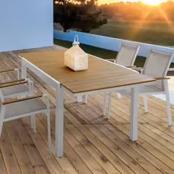 Grâce à sa taille imposante , cette table de jardin extensible en alu blanc et bois est le choix parfait pour ceux qui aiment ...