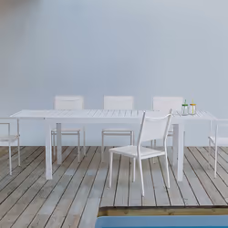 Procurez-vous cette table de jardin extensible en aluminium blanc qui s'insère à merveille dans l'environnement naturel de vo ...