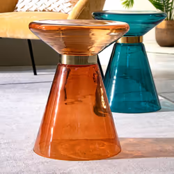 Cette table d'appoint design en verre ambré et doré VERLA est idéale pour les décorations modernes. Grâce à sa forme arrondie ...