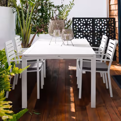Avec cette table de jardin extensible en aluminium blanc , bénéficiez d'une table fonctionnelle et esthétique, soit un indémo ...