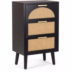 Agencez un décor classique pour votre chambre à coucher en acquérant cette commode 3 tiroirs noir et rotin naturel WIBLO . El ...