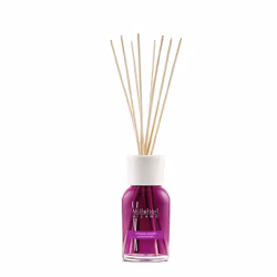Millefiori Volcanic Purple huile essentielle 250 ml Bergamote, Bois de cachemire, Patchouli, Poire, Pivoine, Framboise, Rose, Cynorrhodon, Musc blanc Diffuseurs d'huiles essentielles