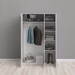 Armoire pratique et fonctionnelle à trois portes battantes avec quatre étagères internes et tringle à vêtements dans les deux ...