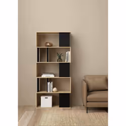Bibliothèque moderne avec cinq étagères asymétriques, développée en couleur chêne avec des détails noirs. Solution parfaite à ...