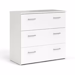 Commode à trois tiroirs entièrement en blanc avec deux poignées en métal gris pour chaque tiroir pour faciliter l'ouverture. ...