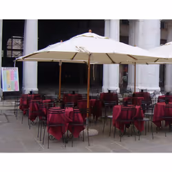 Parasol pratique avec cheminée adapté et pratique pour tout environnement extérieur. Grâce à la structure en bois, il assure ...