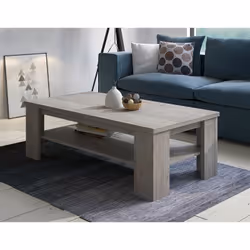 Table basse, en stratifié couleur chêne clair. Table basse au design linéaire et moderne, elle se combine facilement avec tou ...