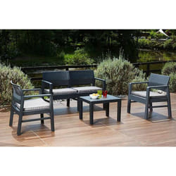 Set salon d'extérieur Carpi, Salon de jardin composé de 2 fauteuils, 1 canapé et 1 table basse, Coin salon effet rotin avec coussins, 100% Made in