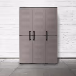 ARMOIRE - Armoire à balais - ARMOIRE - Armoire à balais avec trois portes et une étagère interne réglable, entièrement grise. ...