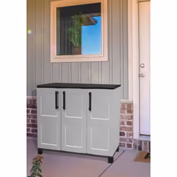 ARMOIRE POLYVALENTE - Armoire polyvalente à trois portes et une étagère interne réglable avec structure surélevée sur pieds, ...