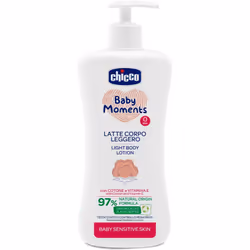Le produit Chicco Baby Moments prend soin de la peau du corps du jeune enfant et lui apporte l’hydratation nécessaire.