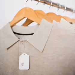 Pour identifier les objets et indiquer leur prix. Étiquettes trou perforé et fil blanc polyester ajustable. Fabriquées en car ...