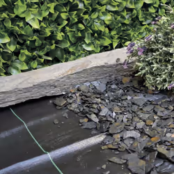 Le paillage minéral permet de protéger les plantations de votre le jardin, tout en y apportant une touche décorative. Afin d’ ...