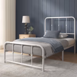 Élégance vintage et fonctionnalité Apportez une touche de charme vintage à votre chambre avec ce cadre de lit en métal. Son d ...