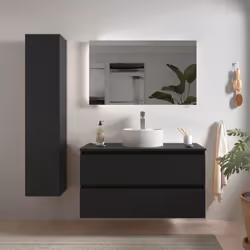 Description générale Ce meuble de salle de bain à suspendre, finition laquée mate, se présente en coloris noir. Il comprend u ...