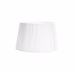 Abat-jour conique ouvert série LAURA de couleur BLANC. Réalisé en matière textile plissée de type bambula. Conçu pour une dou ...