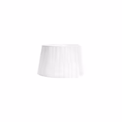 Abat-jour conique ouvert série LAURA de colou BLANC. Fabriqué en matière textile plissée de type bambula. Conçu pour une doui ...