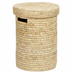 Cesto para ropa sucia confeccionado a base de hoja de palma, con tapa extraíble y asas para facil transporte. Diseñado por An ...
