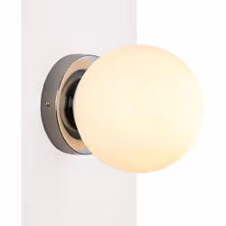 L'applique murale "AVA" présente un abat-jour sphérique en verre opale offrant une transmission lumineuse optimale pour un éc ...