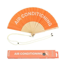 Éventail original avec message Air conditioning. Éventail en bois moderne et amusant. Éventail orange. Mesures: 425 x 23 –