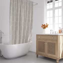 Cortina Ducha Geomética Beige. - Medida: 180x200 (Alt.) cm. - Realizado en poliester. - Tela impermeable, por lo que el agua  ...