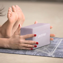 Fitfiu Fitness - Kit de 5 accessoires KITWELL-500 violet pour yoga et pilates. Enseble d'articles qui comprend tapis ethnique, brique, yoga wheel,