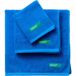Ensemble de serviettes de bain en coton bleu Benetton. Le set de serviettes est composé de : Serviette de toilette 30x50cm /  ...