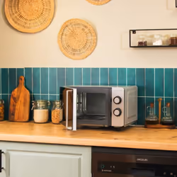 Grande capacité. Micro-ondes sans plateau tournant d`une capacité de 20 L pour préparer vos recettes préférées en tout confor ...