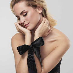 Bijoux Indiscrets Silky Sensual Handcuffs Bande de plaisir Noir Tissu